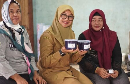 Usaha Mandiri, Produksi Petis Udang Legendaris di Banyuwangi Bupati Banyuwangi Ipuk Fiestiandani menunjukkan kemasan petis udang didampingi oleh pemilik rumah produksi pengolahan petis udang di Dusun Sidomulyo, Desa Sumberberas, Kecamatan Muncar. (humaskab)