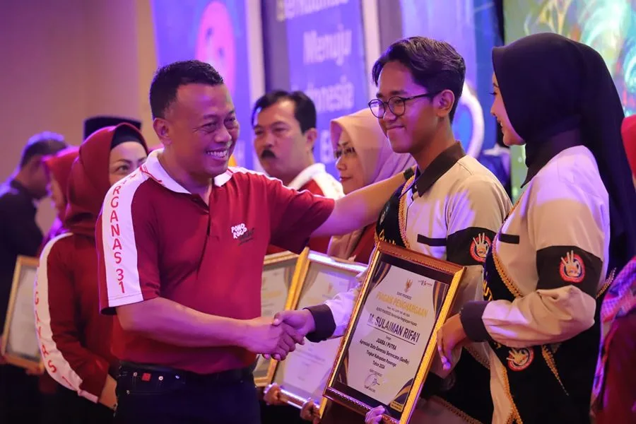 Bupati Sugiri Sancoko saat menyerahkan penghargaan kepada Duta Genre Ponorogo. (Foto/Istimewa)