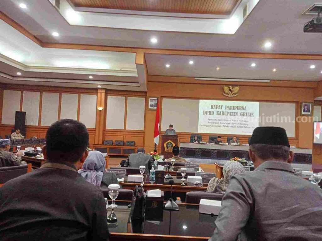 Foto anggota dewan saat memberi masukan melalui pandangan umum fraksi terhadap laporan pertanggungjawaban APBD Gresik tahun 2023.