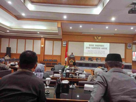 7 Fraksi Dewan Gresik Beri Catatan Mencolok LPJ APBD 2023 Foto anggota dewan saat memberi masukan melalui pandangan umum fraksi terhadap laporan pertanggungjawaban APBD Gresik tahun 2023.