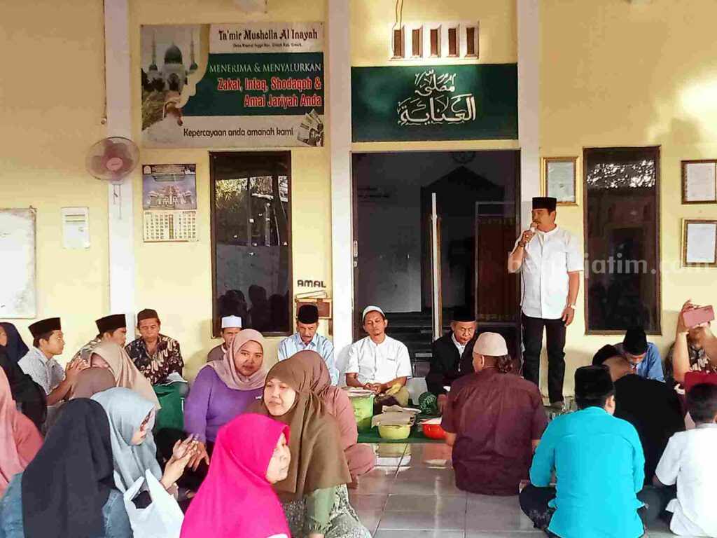 Foto Warga Desa Kramatinggil Gresik menggelar sedekah bumi