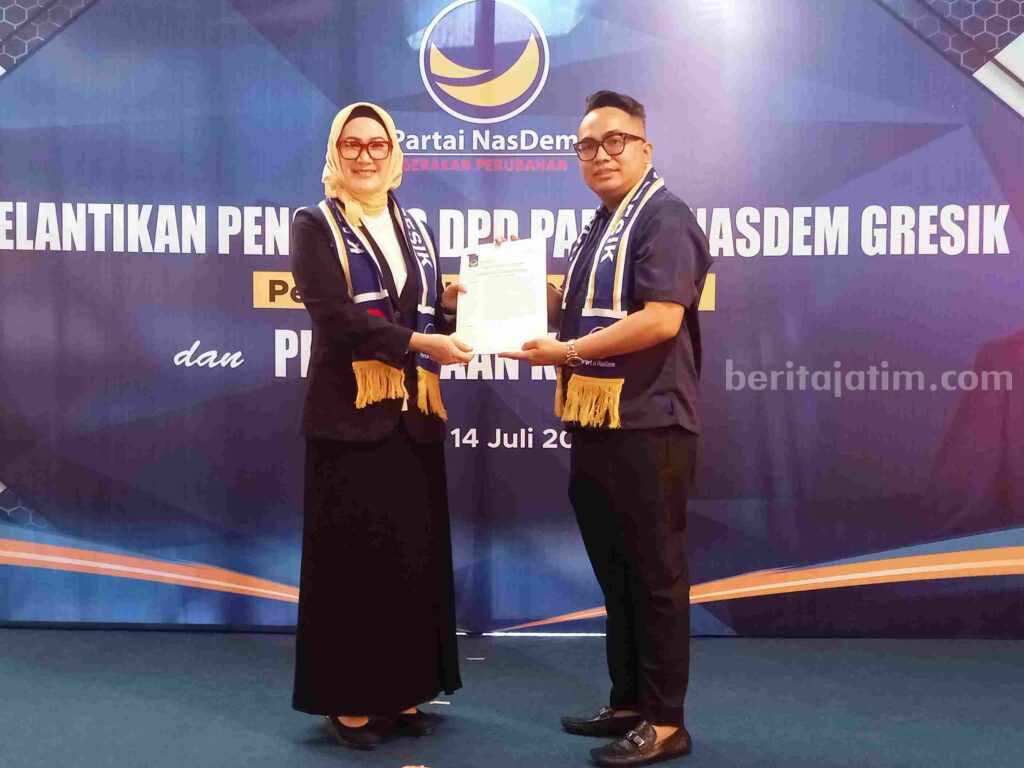 Ketua DPW Nasdem Jatim Lita Mahfud Arifin (kiri) memberikan SK kepengurusan yang baru kepada DPD Nasdem Gresik Thoriq Majjidanor