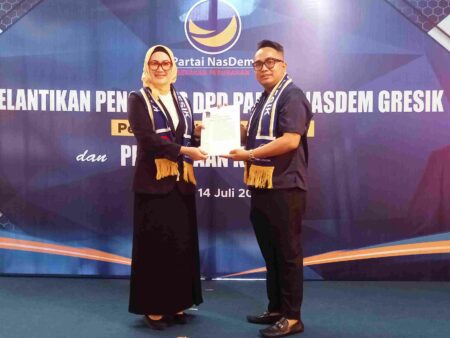 Ketua DPW Nasdem Jatim Lita Mahfud Arifin (kiri) memberikan SK kepengurusan yang baru kepada DPD Nasdem Gresik Thoriq Majjidanor