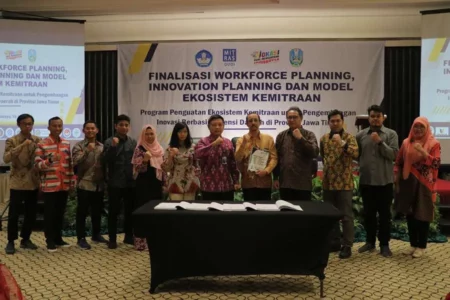 Konsorsium PTV Jatim Serahkan Policy Paper ke Bappeda Penyerahan dokumen policy paper Konsorsium PTV Jatim kepada Bappeda Jatim