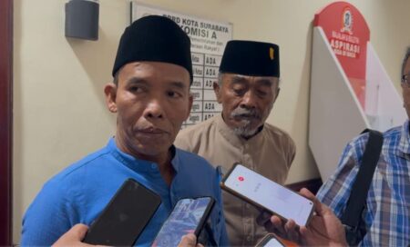 Nelayan Tolak Keras Proyek Reklamasi Surabaya Waterfront Land Senilai Rp72 T, Khawatirkan Hal Ini Terjadi Ketua Kelompok Masyarakat (Pokmas) Was (Pengawas) Kedung Cowek, Hatib usai hearing dengan Komisi A DPRD Surabaya, Rabu (10/7/2024). (Beritajatim.com/Ademasrio)