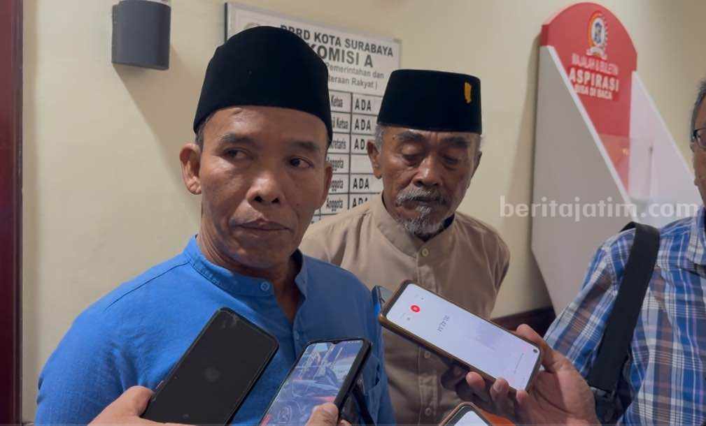 Ketua Kelompok Masyarakat (Pokmas) Was (Pengawas) Kedung Cowek, Hatib usai hearing dengan Komisi A DPRD Surabaya, Rabu (10/7/2024). (Beritajatim.com/Ademasrio)