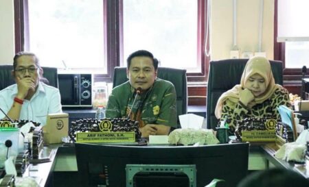 DPRD Setuju PSN Reklamasi Surabaya Waterfront Land Senilai Rp72 Triliun, Tapi… Komisi A DPRD Surabaya saat hearing dengan PT Granting Jaya selaku operator PSN Surabaya Water Land dengan nelayan.