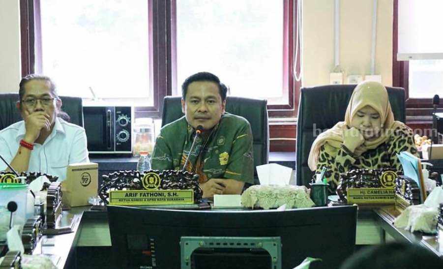 Komisi A DPRD Surabaya saat hearing dengan PT Granting Jaya selaku operator PSN Surabaya Water Land dengan nelayan.