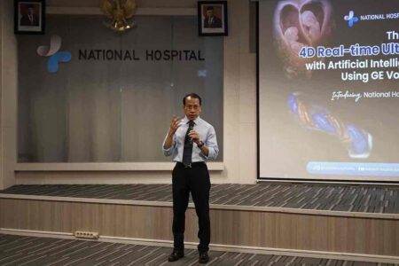 Dr. Fransiscus Octavius Hari Prasetyadi, SpOG Subspes KFM dari National Hospital Surabaya saat memaparkan teknologi USG Fetomaternal dengan AI.