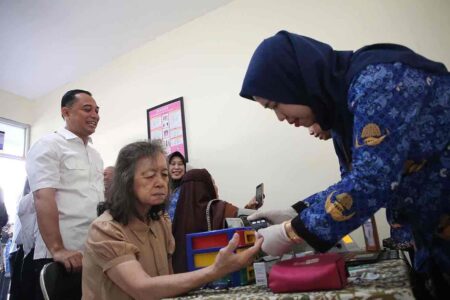 Permudah Layanan Kesehatan, Pemkot Surabaya Sediakan 1 RW 1 Nakes dan 1 Ambulans Kelurahan