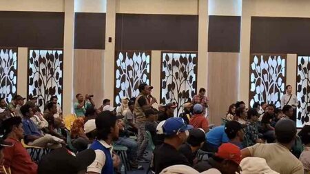Ratusan nelayan dari berbagai penjuru kota Suranaya menyerbu sosialisasi rencana reklamasi laut Surabaya Waterfront Land (SWL).