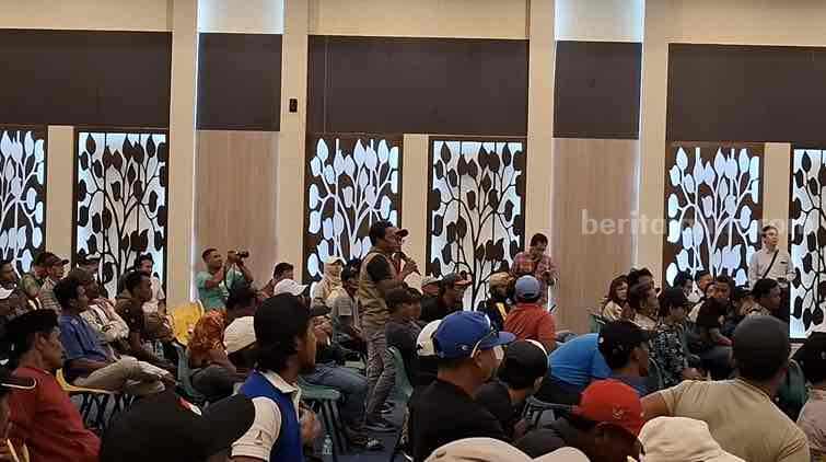 Ratusan nelayan dari berbagai penjuru kota Suranaya menyerbu sosialisasi rencana reklamasi laut Surabaya Waterfront Land (SWL).