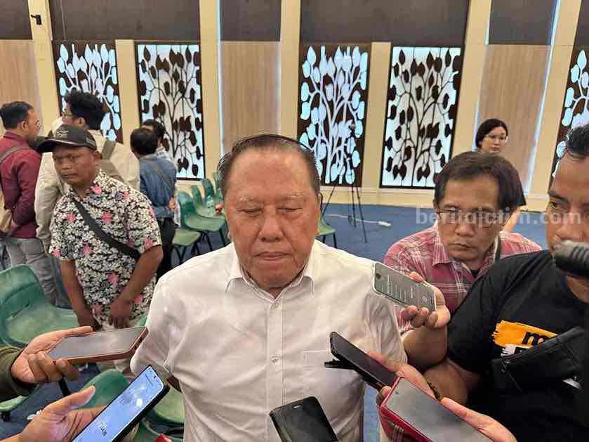 Komisaris Utama PT Granting Jaya, Soetiadji Yudo usai dialog dengan nelayan di Kenjeran Park, Rabu (24/7/2024).