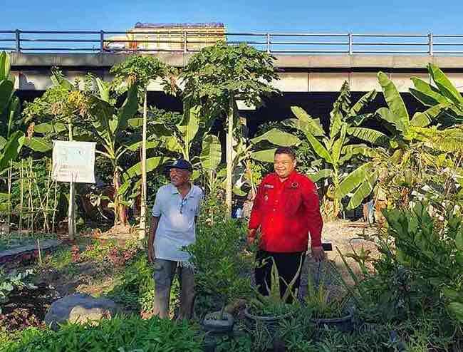 Achmad Hidayat saat mengunjungi Taman Getol Km 15.400 di Kelurahan Pagesangan, Kecamatan Jambangan.