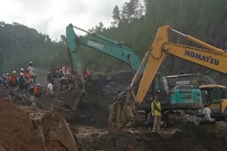 Proses evakuasi korban tanah longsor Lumajang