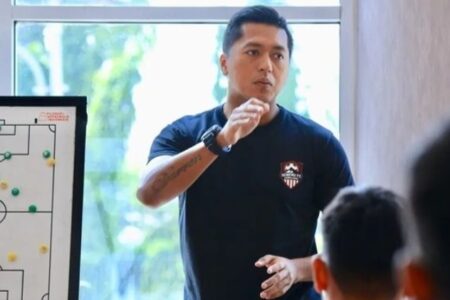Pelatih Gresik United Stefan Keltjes saat memberikan paparan strategi kepada pemain. (Foto: Ist)