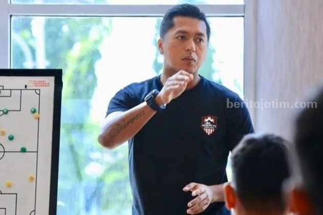 Resmi Sah, Stefan Keltjes Ditunjuk Jadi Pelatih Baru Gresik United Pelatih Gresik United Stefan Keltjes saat memberikan paparan strategi kepada pemain. (Foto: Ist)