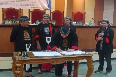 Disahkan DPRD, Ponorogo Punya Perda Kawasan Tanpa Rokok Pimpinan DPRD Ponorogo beserta Bupati Ponorogo Sugiri Sancoko sedang menandatangani Perda Kawasan Tanpa Rokok. (Foto/Endra Dwiono/Beritajatim.com