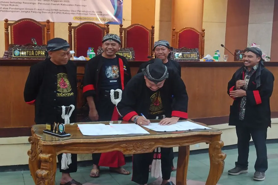 Pimpinan DPRD Ponorogo beserta Bupati Ponorogo Sugiri Sancoko sedang menandatangani Perda Kawasan Tanpa Rokok. (Foto/Endra Dwiono/Beritajatim.com