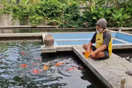 Terpengaruh Suhu, Ini yang Dilakukan Pembudidaya Koi Sumberdodol Magetan di Masa Bediding foto beritajatim
