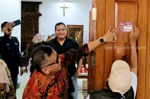 Sekretaris Jenderal PDI Perjuangan (PDIP) Hasto Kristiyanto saat menerima Petugas Pemutakhiran Data Pemilih di kediamannya, Selasa (2/7/2024).
