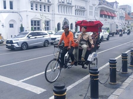 Kursi Besi di Wisata Kota Lama Surabaya Digondol Maling foto beritajatim