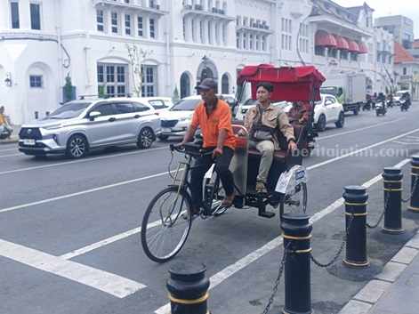 Kursi Besi di Wisata Kota Lama Surabaya Digondol Maling foto beritajatim