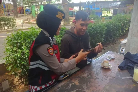 Razia Mendadak, Polisi Ponorogo Periksa Ponsel Warga Cegah Judi Online foto beritajatim