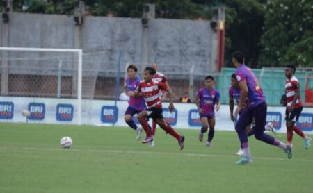 Salah satu pemain muda, Feby Ramzi Wirawan (depan) saat membela Madura United FC di Liga 1 2023-2024.