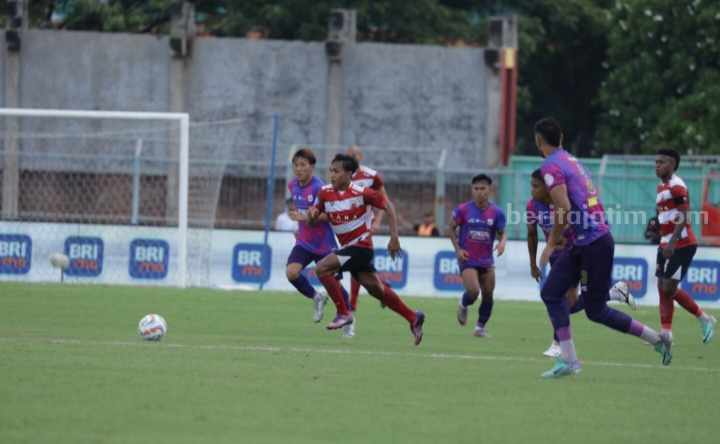 Salah satu pemain muda, Feby Ramzi Wirawan (depan) saat membela Madura United FC di Liga 1 2023-2024.