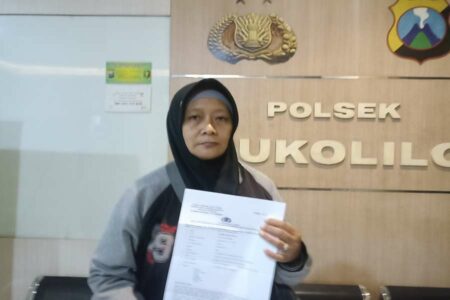 Nunik saat melapor ke Polsek Sukolilo