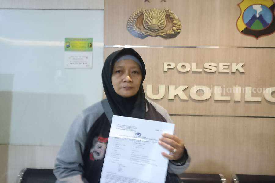 Nunik saat melapor ke Polsek Sukolilo
