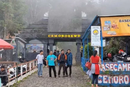 Pendaki Cemoro Sewu Magetan Jelang Malam 1 Suro.