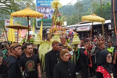 Buceng hasil bumi yang akan dilarung di tengah Telaga Ngebel Ponorogo.(Foto/Endra Dwiono/Beritajatim.com)