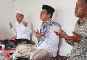Komitmen Achmad Baidowi Atasi Masalah Insentif Guru Ngaji dan Madin di Pamekasan Komitmen Achmad Baidowi (tengah) untuk Guru Ngaji dan Madin di Pamekasan.