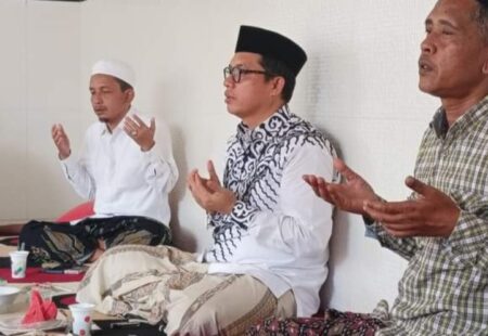 Komitmen Achmad Baidowi Atasi Masalah Insentif Guru Ngaji dan Madin di Pamekasan Komitmen Achmad Baidowi (tengah) untuk Guru Ngaji dan Madin di Pamekasan.