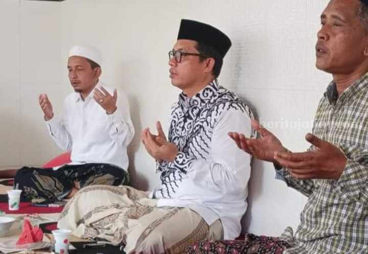 Komitmen Achmad Baidowi (tengah) untuk Guru Ngaji dan Madin di Pamekasan.