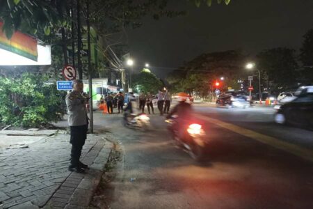 Polisi melakukan penyekatan di akses masuk jalan Nginden untuk mengamankan Pengesahan PSHT
