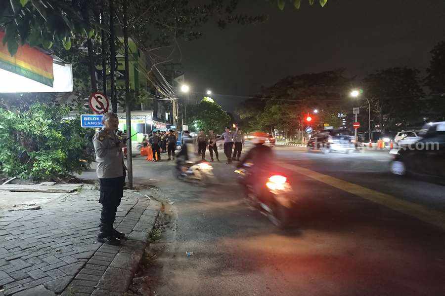 Pengesahan PSHT di Unitomo, Jalan Nginden Penjagaan Ketat Polisi melakukan penyekatan di akses masuk jalan Nginden untuk mengamankan Pengesahan PSHT