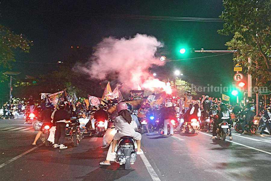 Massa PSHT di perempatan Jalan Arif Rahman Hakim