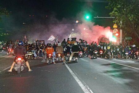 Massa konvoi PSHT di simpang empat Jalan Arif Rahman Hakim.