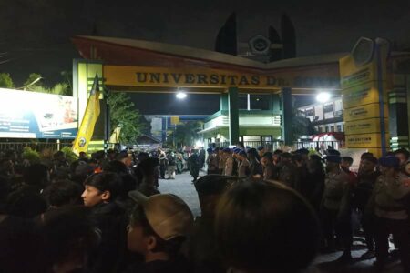 Polisi berjaga didepan kampus Unitomo usai pengesahan warga PSHT Surabaya.