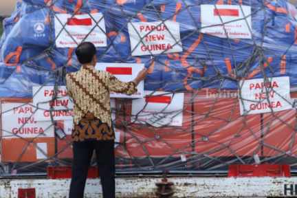 Presiden Joko Widodo melepas bantuan kemanusiaan senilai Rp18 miliar di Lanud Halim Perdanakusuma, Jakarta Timur, Senin (8/7/2024). (Foto/Istimewa)