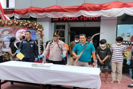Polsek Tambaksari saat rilis gangster.