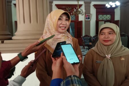Pj Sekda Kabupaten Bondowoso, Haeriyah Yuliati (kiri) memberikan keterangan kepada media tentang camat Pakem. (Deni Ahmad Wijaya/BeritaJatim.com)