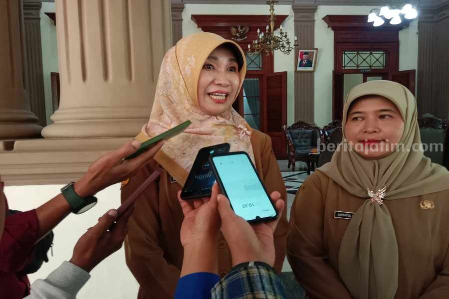 Pj Sekda Kabupaten Bondowoso, Haeriyah Yuliati (kiri) memberikan keterangan kepada media tentang camat Pakem. (Deni Ahmad Wijaya/BeritaJatim.com)