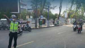 Ini 8 Sasaran Operasi Patuh Semeru 2024 di Pamekasan Personil Satlantas Polres Pamekasan, mengatur arus lalu lintas.