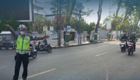 Personil Satlantas Polres Pamekasan, mengatur arus lalu lintas.