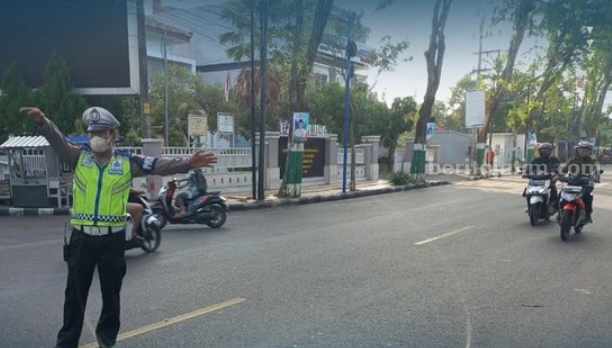 Personil Satlantas Polres Pamekasan, mengatur arus lalu lintas.