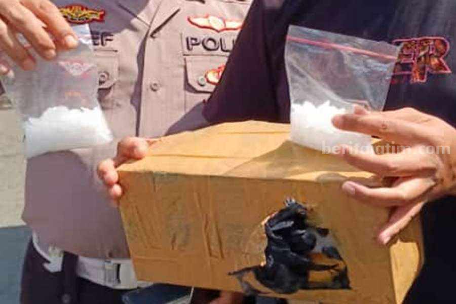 Dua poket sabu yang ditemukan dalam paket misterius.